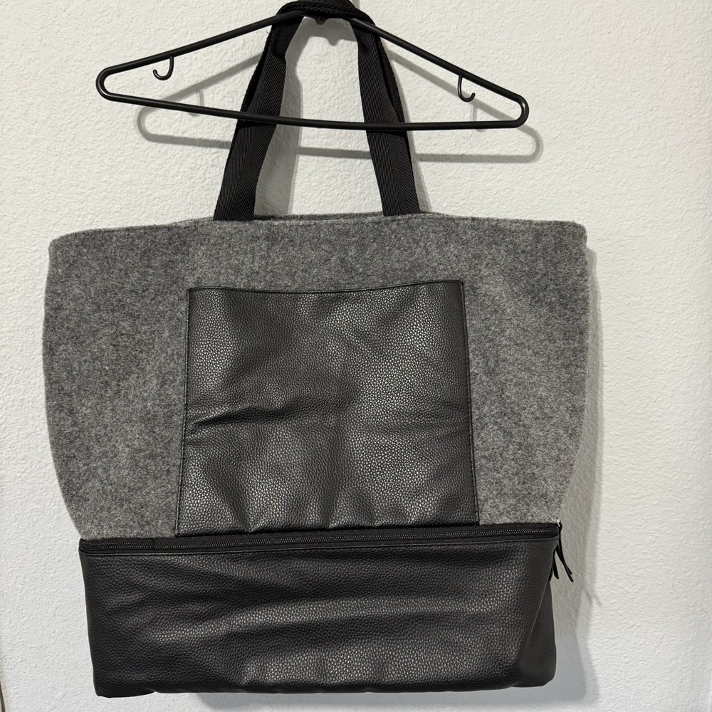DSW Gray Textured Felt Weekender Tote‎  Travel Bag With Compartment 18x16x7 in